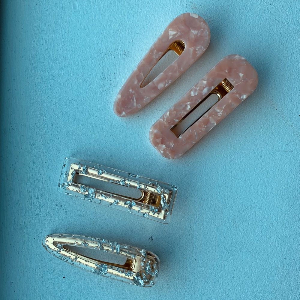 2 sets of hair clips